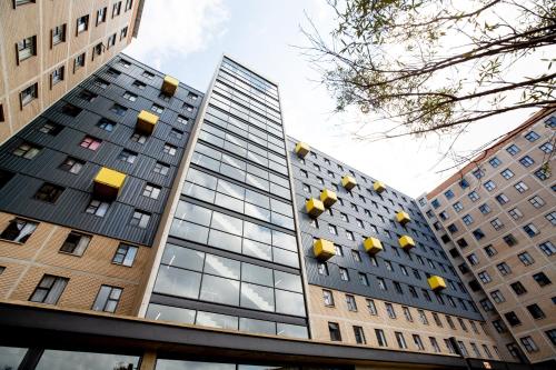 约翰内斯堡Maboneng Modern Style的一座高大的建筑,上面有黄色的灯光