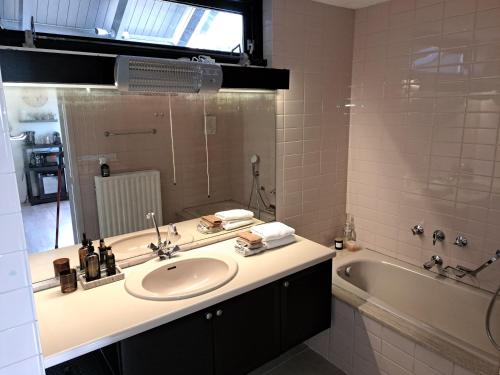 米德尔堡Stad & Strand Studio的浴室配有盥洗盆和浴缸。