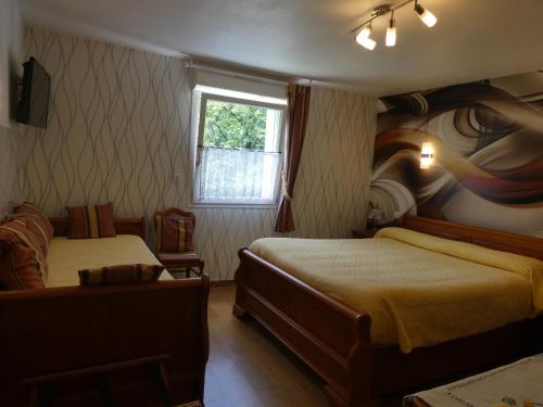 科特雷拉布拉格瑞尚布雷酒店的一间卧室设有两张床和窗户。