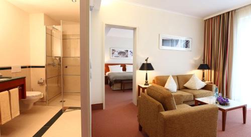威廉港威廉港大西洋酒店的酒店客房带沙发以及一间卧室