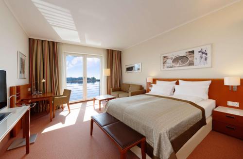 威廉港威廉港大西洋酒店的酒店客房设有一张大床和一台电视。
