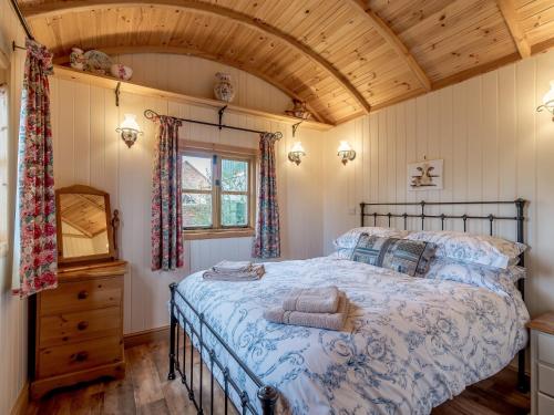 Leighton1 Bed in Ironbridge 77906的一间卧室设有一张床和木制天花板
