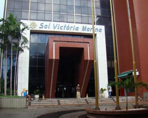 萨尔瓦多Sol Victoria Marina Flat的带有读取sql粘性标记的标志的建筑物