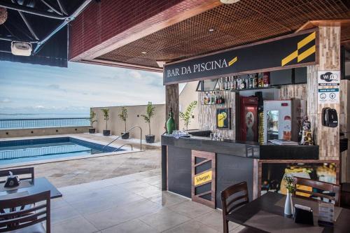 萨尔瓦多Sol Victoria Marina Flat的度假村的酒吧,带游泳池