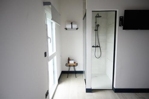 格尔尼卡Hotel Neguetxea的带淋浴的浴室和玻璃门