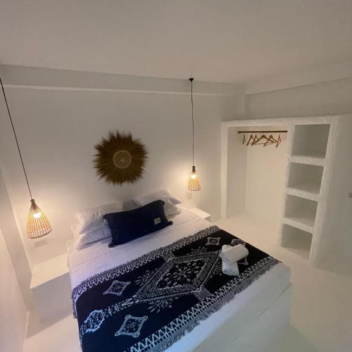 高兰Acqualanta House的一间卧室配有一张带蓝色毯子和灯的床。