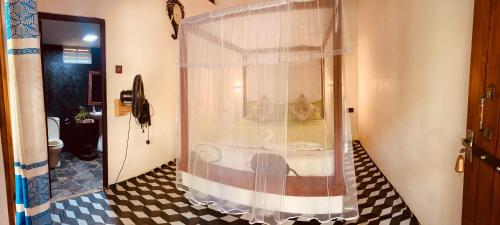 达瓦拉维Freedom Safari Cottage的设有带卫生间的浴室内的淋浴帘