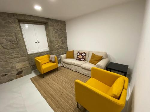凡道Casa Bossa Nova的客厅配有沙发和2把黄色椅子