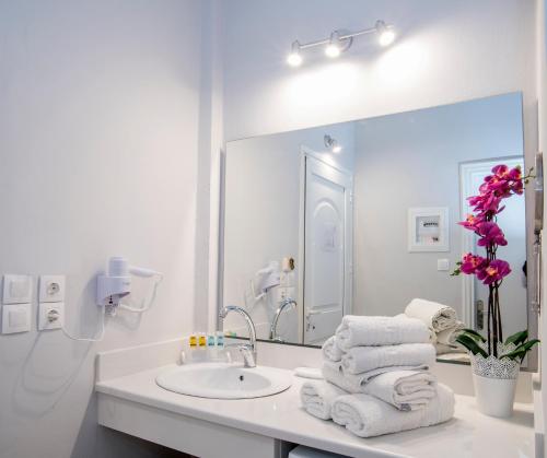 卡拉马孔Cavo Doro的白色的浴室设有水槽和镜子