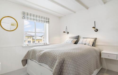 海尔斯Stunning Apartment In Hals With Wifi的白色的卧室设有床和窗户