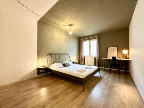 蒙德马桑LE COSY - Plain-Pied的一间卧室设有一张床和一个窗口