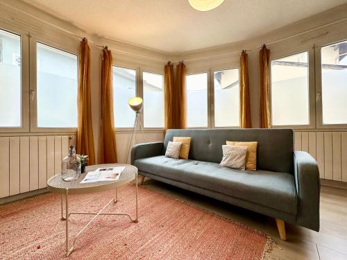 蒙德马桑LE COSY - Plain-Pied的带沙发的客厅和部分窗户。