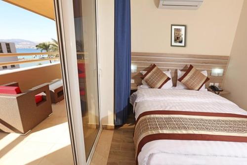 亚喀巴La Riva Hotel的酒店客房设有两张床和一个阳台。