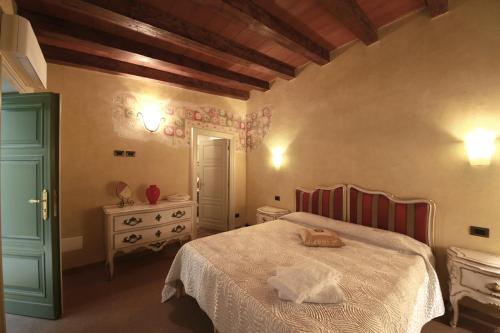 维罗纳Villa della Torre in Città的一间卧室配有一张床和一个蓝色的门