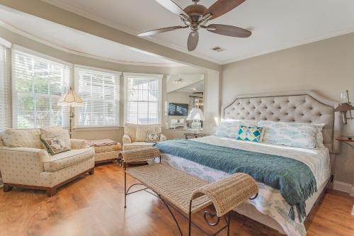 泰比岛Creekside Paradise的一间卧室配有一张床、一张沙发和风扇