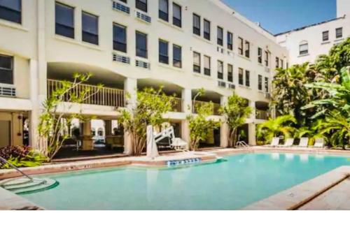 棕榈滩Romantic Studio in the Heart of Palm Beach的大楼前的大型游泳池