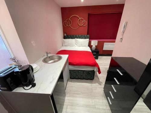 PinnerLetzi Private En-Suite In Harrow的小房间设有一张带水槽的床