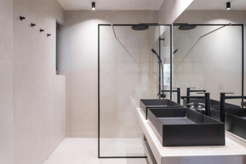 VagiaVilla Vel Aegina的一间带三个水槽和镜子的浴室