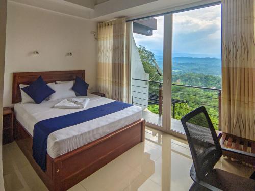 拉特纳普勒Terrace Cinnamon View的一间卧室设有一张床和一个美景阳台