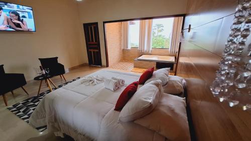 拉夫拉斯诺瓦斯Luar de Minas suites的一间带大床和电视的卧室