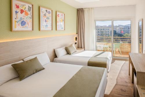 萨洛海梅一世酒店的酒店客房设有两张床和窗户。