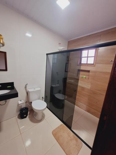 拉夫拉斯诺瓦斯Luar de Minas suites的一间带卫生间和玻璃淋浴间的浴室
