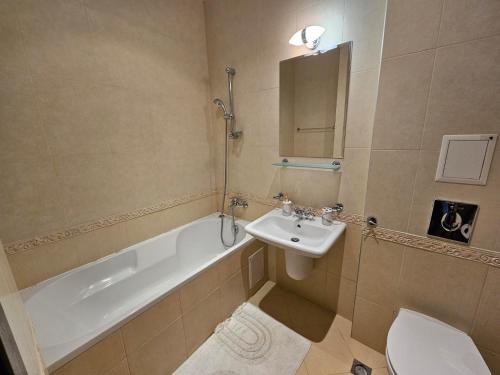 瓦尔纳Elegantz Apartments 2的带浴缸、盥洗盆和卫生间的浴室