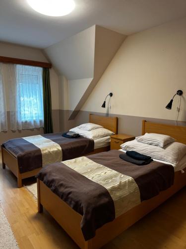 维斯普雷姆戈雅玛天派恩特芮玛酒店的酒店客房设有两张床和窗户。