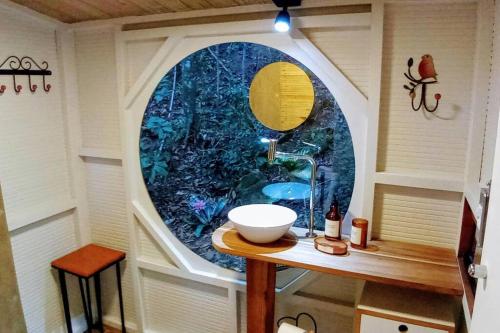 迈里波朗Tiny House da serra perto de São Paulo em meio a natureza的一间带水槽和窗户的小浴室