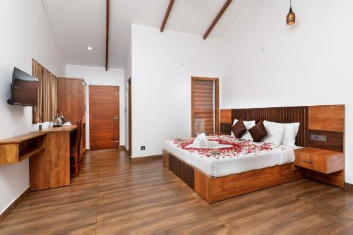 蒙纳Tealawn Pool Villa, Munnar的一间卧室配有一张床和一台电视
