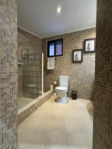 萨卡文Quinta da Vitoria的一间带卫生间和淋浴的浴室以及窗户。