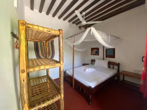 江比阿Oasis Bungalows的一间卧室配有一张双层床和梯子