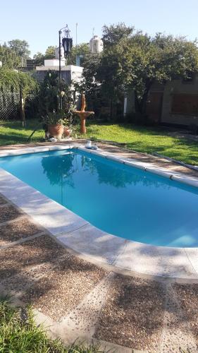 温基约CASONA DELVUELO的院子里的大型蓝色游泳池