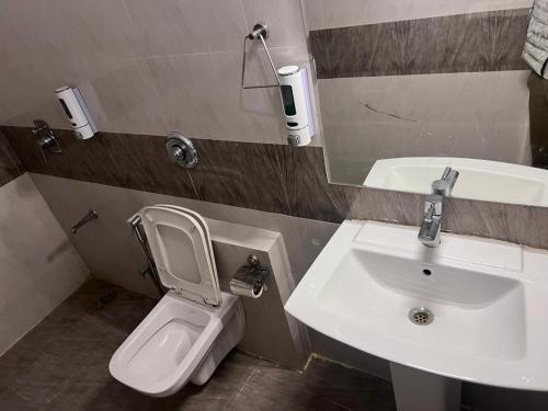 斋沙默尔hostel Wyra home stay Jaisalmer的浴室配有白色卫生间和盥洗盆。