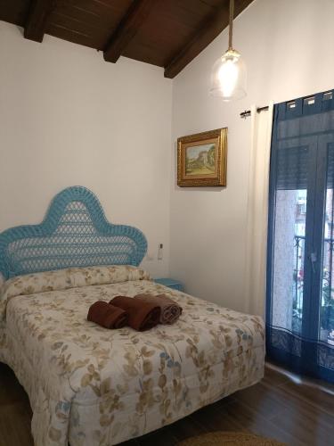瓜达拉哈拉El Mirador de la Azucena的一间卧室配有一张蓝色床头板的床