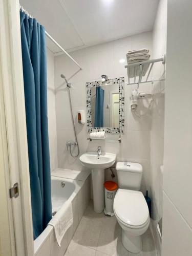 马德里奥利弗旅馆的浴室配有白色卫生间和盥洗盆。