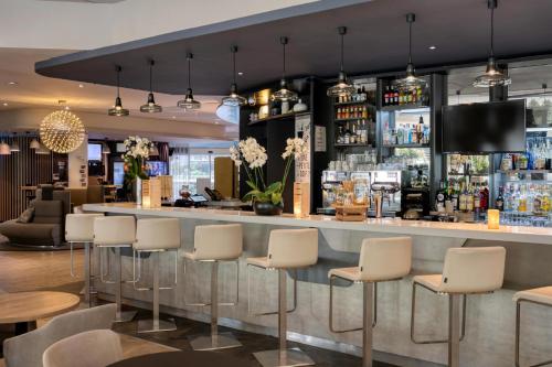 巴黎巴黎中心贝西诺富特酒店的酒吧餐厅,带白凳