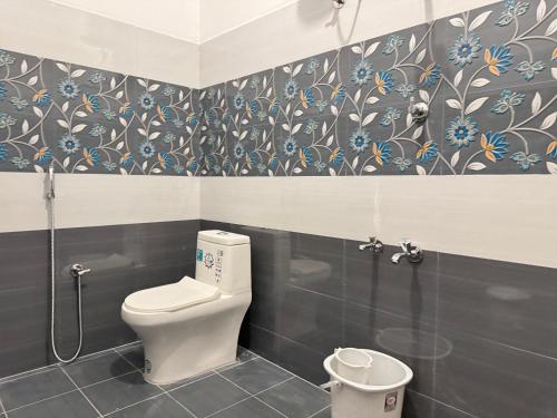 蓬蒂切里La Antilia Luxury的一间带卫生间和淋浴的浴室
