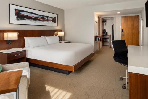 明尼阿波利斯明尼阿波利斯华美达广场酒店的酒店客房设有床和客厅。
