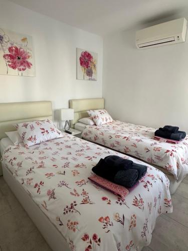 卡门港Los Gracioseros Apt 207的一间卧室配有两张红色和白色床单