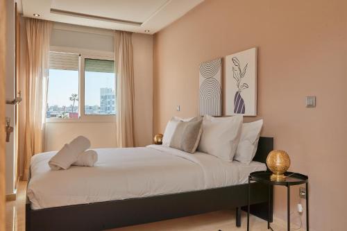 拉巴特Stayhere Rabat - Hassan - Authentic Residence的卧室配有一张大白色床和窗户