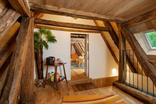 圣锡尔克－拉波皮La maison de Ganil的阁楼间设有木梁