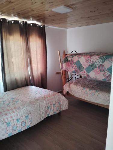 科金博Cabañas Guayacanes的客房设有两张单人床和一扇窗户。