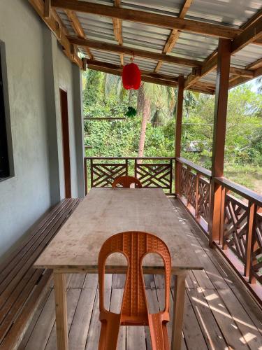 爱妮岛Buhay Probinsya - Bubolongan的木制甲板上的木桌和椅子