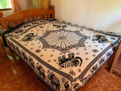 哈巴拉杜瓦Shadow lake villa的床上有毯子