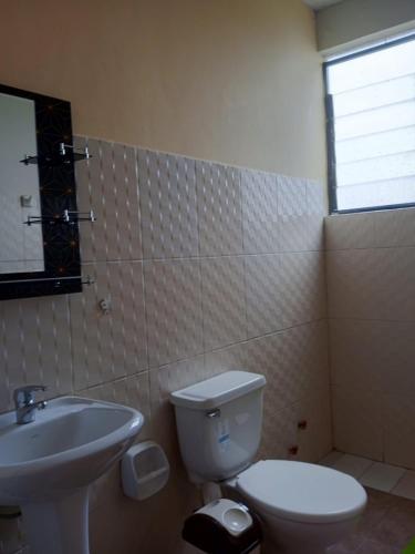 塔里哈hospedaje, independiente aranjuez的浴室配有白色卫生间和盥洗盆。