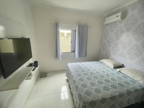 塞古罗港Apto próximo do Centro de Porto的一间小卧室,配有一张床和电视