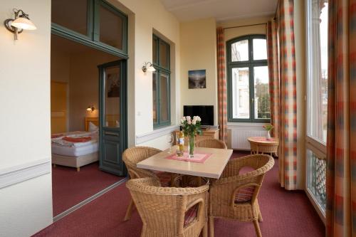 黑灵斯多夫Villa Stock Appartement mit großer Veranda的一间带桌椅的房间和一间卧室