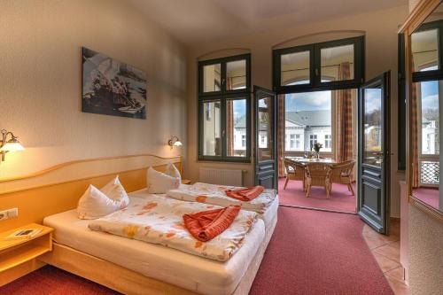黑灵斯多夫Villa Stock Appartement mit großer Veranda的酒店客房配有一张床铺和一张桌子。