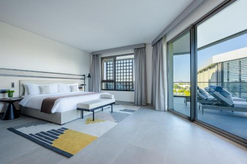 麦纳麦Fraser Suites Al Liwan的一间卧室设有一张床和一个大窗户
